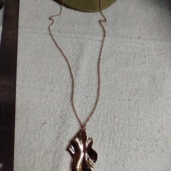 Long goldtone modern leaf necklace 🌿🍀 - Picture 4 of 5